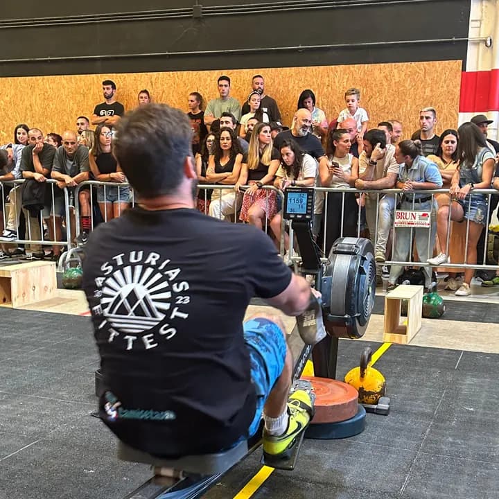 Atleta remando ante el público que llena la valla