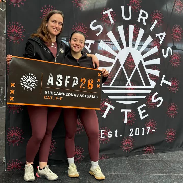 Dos atletas con su cartel de subcampeonas de Asturias